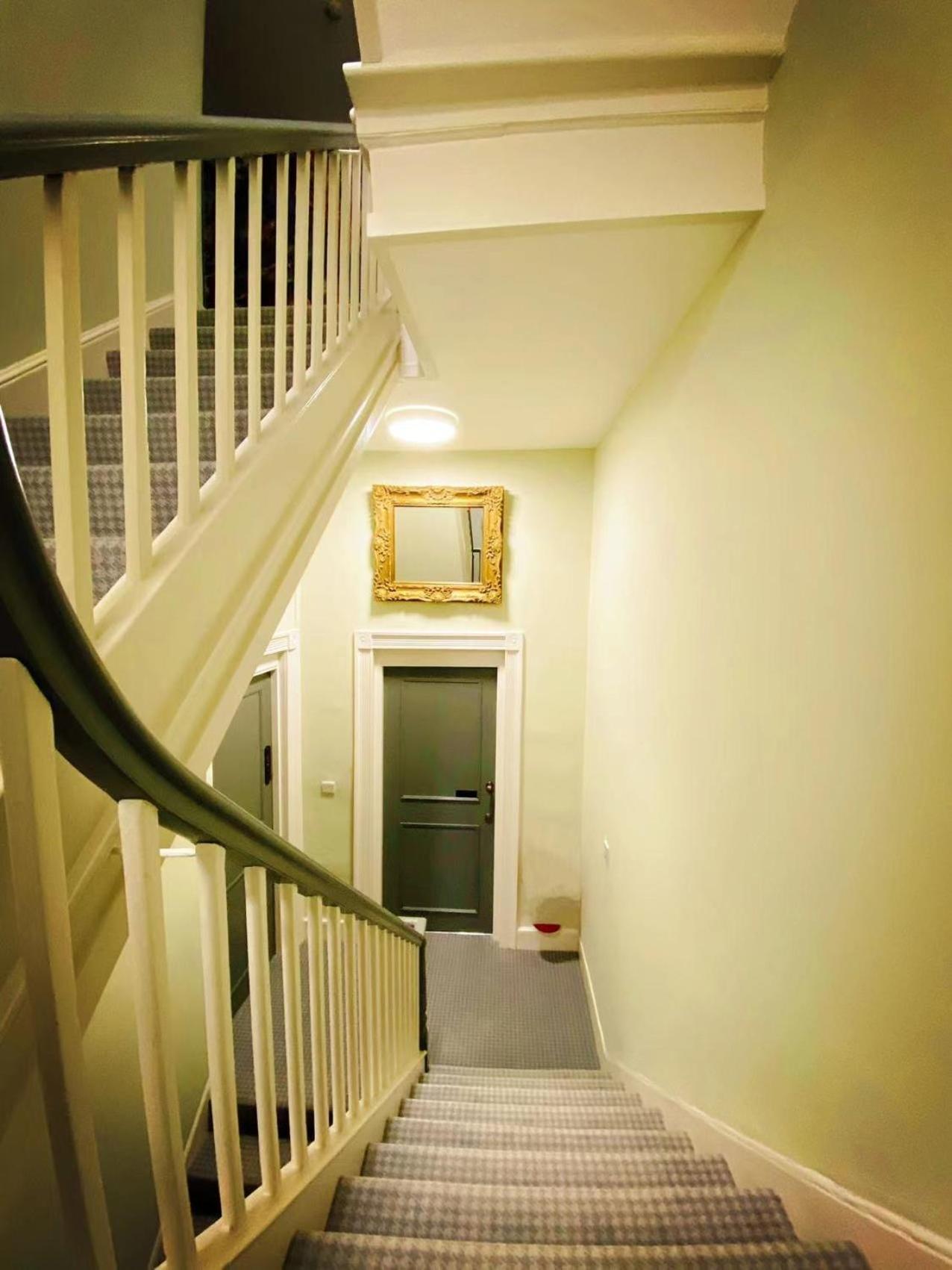 Chapter 1 Hotel Weymouth
